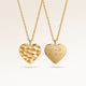 Gepersonaliseerde hartvormige gouden ketting met golvend oppervlak en ruimte voor gravure van tekst, coördinaten of handschrift op de achterkant