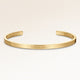 Bangle armbånd i guld med indgraveret dato og hjerter på ydersiden – personlig indgravering