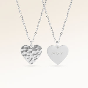 Personlig hjerteformet sølvhalskæde med bølget overflade og plads til indgravering af tekst, koordinater eller håndskrift på bagsiden